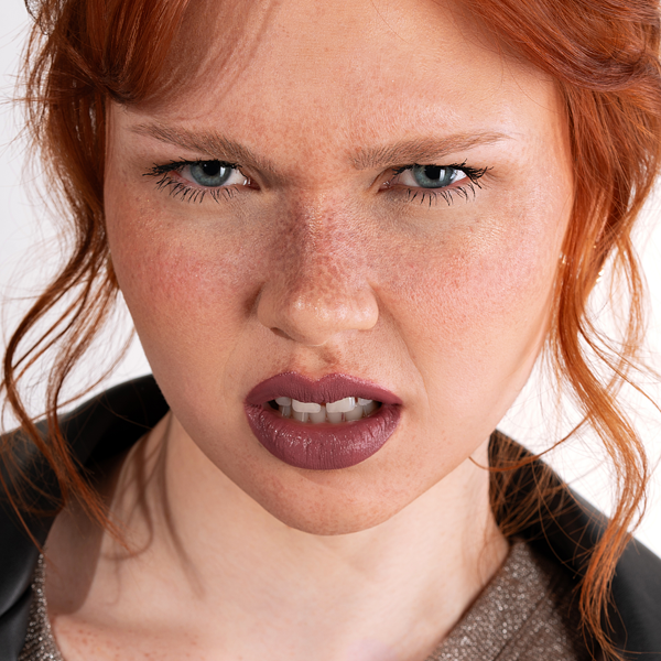 Rtěnka Say It! Shine v odstínu 04 Boldly