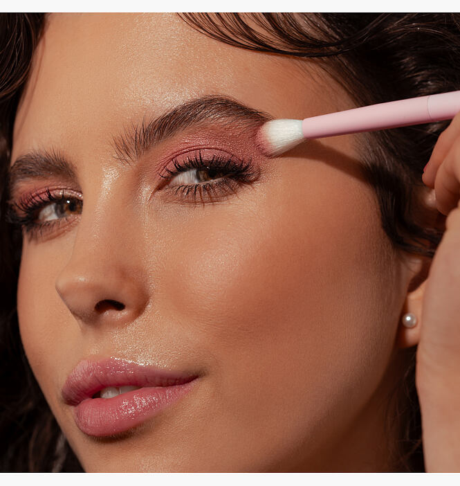 Paletka 15 stínů Sunset Glow Eyeshadow Palette od Gabrielly Salvete