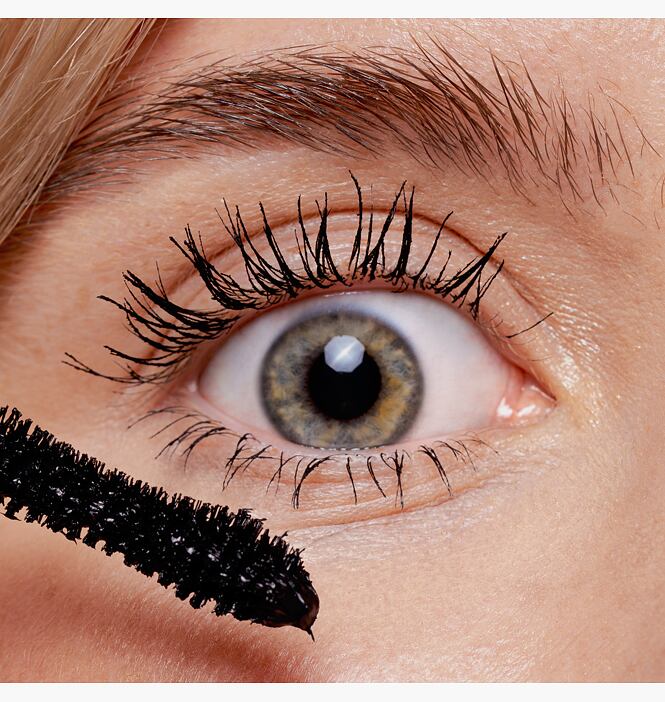 Speciálně tvarovaný štětinový kartáček pro OMG efekt oddělení řas